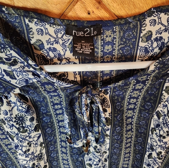 Rue 21 blue and white floral striped long sleeve blouse size medium - Picture 2 of 11